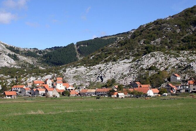 Bike tour - Panoramic downhill from Njeguši and Kotor serpentines - Stop for Njegoš II: a quick ham-and-history pause in Njeguši